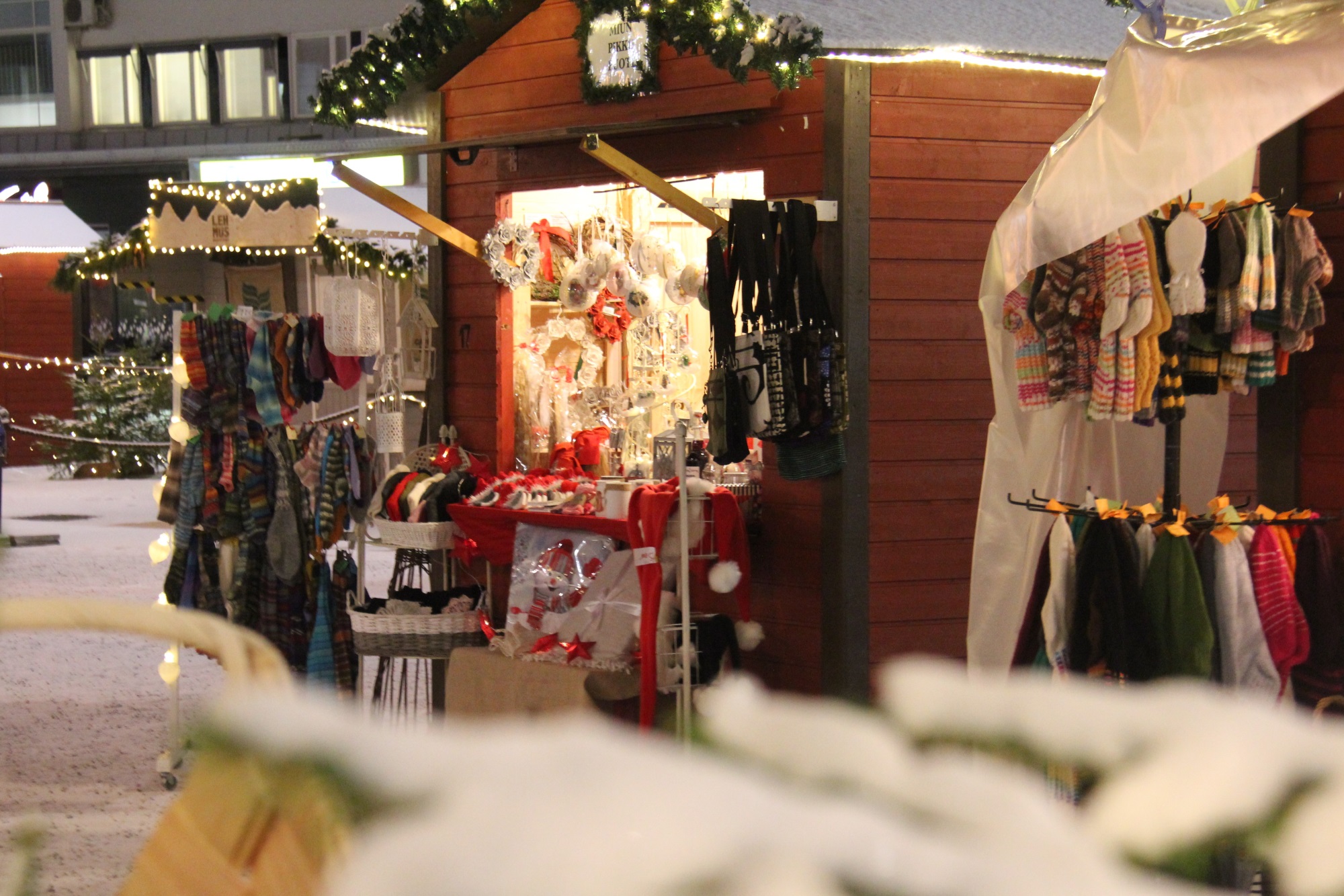 Joulumökki, jonka tiskille ja ulkopuolelle on aseteltu käsitöitä.